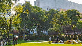 The open and verdant space welcomes the visitors to take a seat and enjoy the greenery.